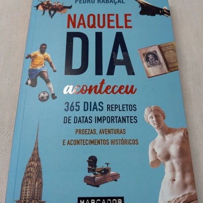 Capa do livro Naquele Dia Aconteceu de Pedro Rabaçal em azul com várias imagens históricas