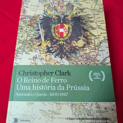 Capa de livro histórico com mapa da Europa e brasão real