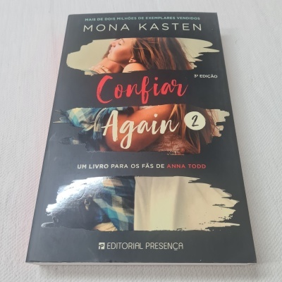 Capa do livro 'Confiar Again 2' de Mona Kasten com imagem de duas pessoas abraçadas.