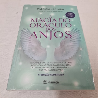 Livro A Magia do Oráculo dos Anjos com asas de anjo na capa e textos em roxo e branco