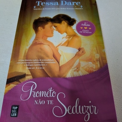 Capa de livro romance com casal abraçado e texto promocional