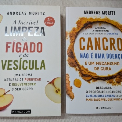 Capas de livros de Andreas Moritz com títulos sobre limpeza do fígado e cancro em fundo branco.