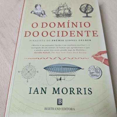 Capa de livro O DOMÍNIO DO OCIDENTE por Ian Morris com ilustrações históricas.