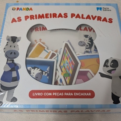 Caixa de livro infantil com título As Primeiras Palavras e personagens de zebra e panda