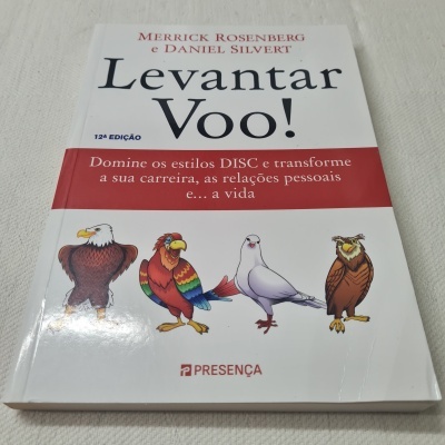Capa do livro Levantar Voo! com ilustrações de quatro aves e texto em português.
