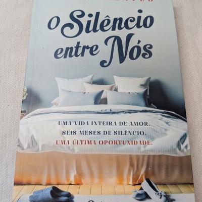 Capa de livro o Silêncio entre Nós de Abbie Greaves com imagem de cama e chinelos.