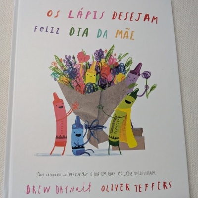 Capa de livro infantil com lápis coloridos animados e flores, título e autores em várias cores