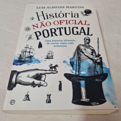 Capa de livro História Não Oficial Portugal por Luís Almeida Martins com ilustrações históricas em preto e azul