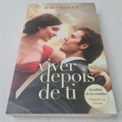 Capa do livro 'viver depois de ti' com casal sorridente e texto promocional.