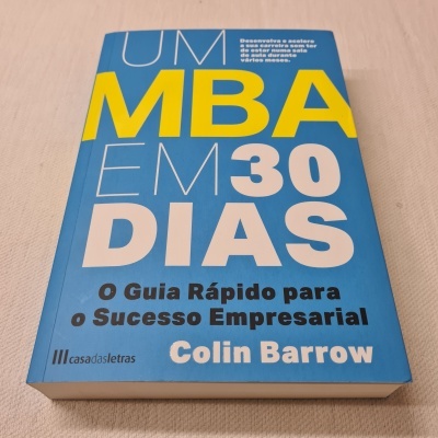 Capa de livro azul com texto em amarelo e branco sobre um fundo claro