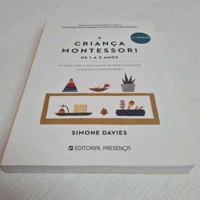 Livro 'A Criança Montessori de 1 a 3 Anos' de Simone Davies sobre superfície branca