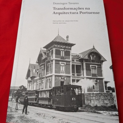 Capa de livro sobre arquitectura portuense com fotografia histórica de bonde e edifício antigo.