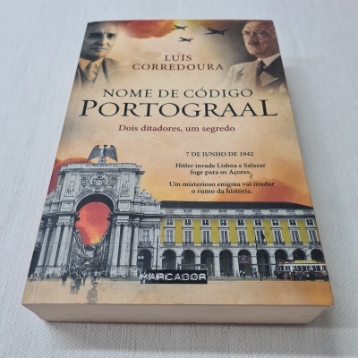 Capa do livro 'Nome de Código Portograal' de Luis Corredoura com elementos históricos e texto em português
