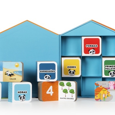 Blocos educativos coloridos para crianças com diferentes temas e ilustrações em estojo azul
