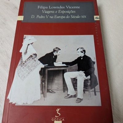 Capa de livro vermelha com texto e fotografia a preto e branco antiga de três pessoas em trajes do século XIX
