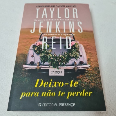 Capa de livro com carro decorado com flores em campo e texto do título e autor