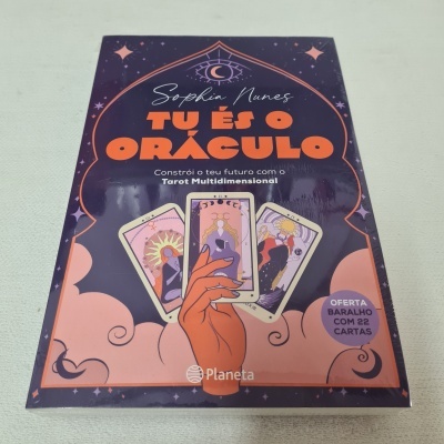 Caixa de jogo de tarot 'Tu És o Oráculo' com cartas ilustradas, cores roxa e laranja.