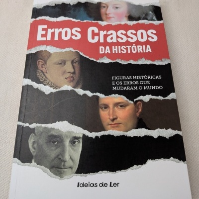 Capa de livro Erros Crassos da História com imagens de figuras históricas e texto em fundo vermelho e branco