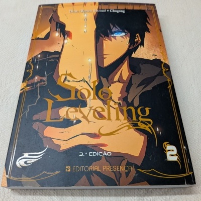 Capa do volume 2 do livro Solo Leveling, edição 3, com personagem masculino desenhado na capa