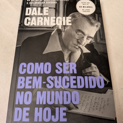 Capa do livro Como Ser Bem-Sucedido no Mundo de Hoje de Dale Carnegie com foto em preto e branco e texto roxo