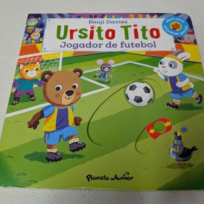 Livro infantil Ursito Tito Jogador de futebol com personagens a jogar futebol