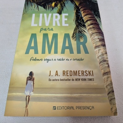 Capa de livro Livre para Amar com imagem de mulher numa praia e uma palmeira.