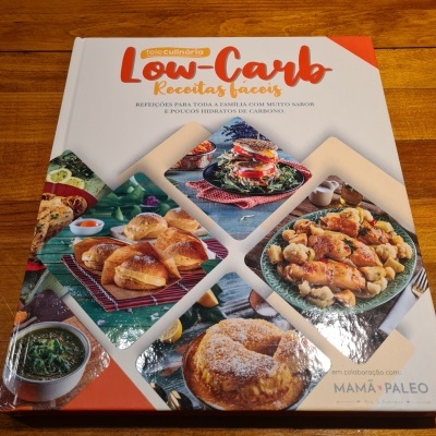 Capa de livro de receitas Low Carb com fotos de pratos e texto em português.