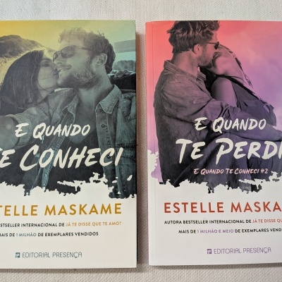 Dois livros com capas romanticas, tons amarelo e rosa, títulos E QUANDO TE CONHECI e E QUANDO TE PERDI, autor Estelle Maskame