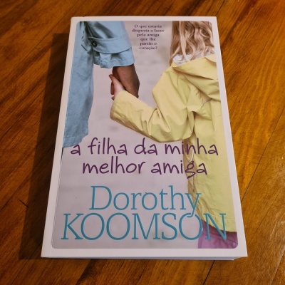 Capa de livro com criança de casaco amarelo e adulto de camisa azul