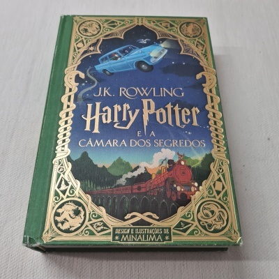 Capa do livro Harry Potter e a Câmara dos Segredos com design ilustrado