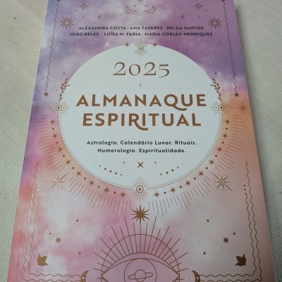 Livro 2025 Almanaque Espiritual com capa roxa e rosa e designs de estrelas e olho