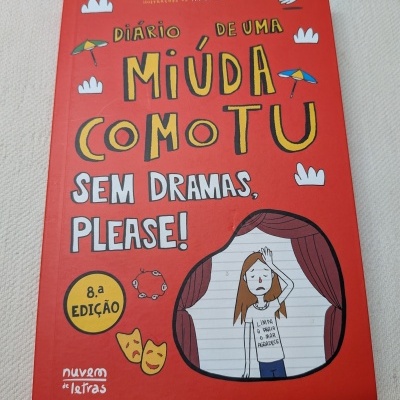 Capa de livro vermelha com título e ilustração de uma menina triste no palco