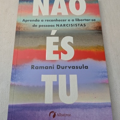 Livro com capa colorida com título NÃO ÉS TU
