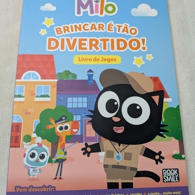 Capa de livro infantil colorido com personagens animados e texto em português
