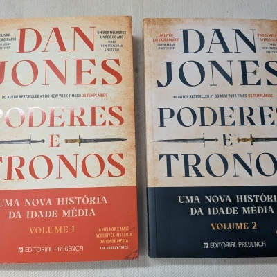 Dois livros de capa mole Poderes e Tronos de Dan Jones em português