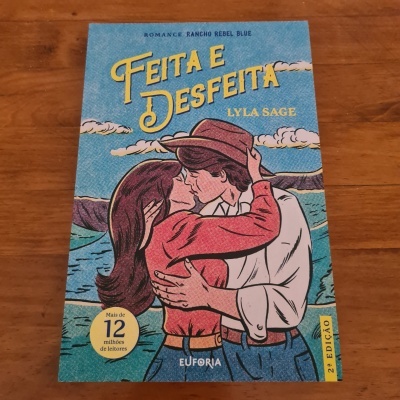 Livro romance Feita e Desfeita, capa ilustrada casal beijo mar