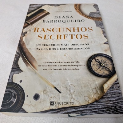 Capa do livro Rascunhos Secretos com bússola e corda