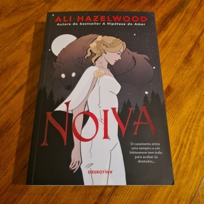 Capa de livro 'NOIVA' de Ali Hazelwood com ilustração de mulher e figura sombria