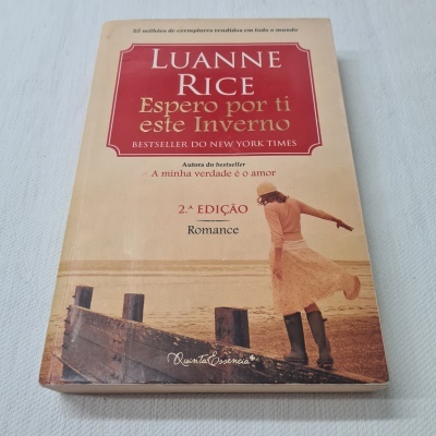 Capa de livro 'Espero por ti este Inverno' de Luanne Rice com imagem de mulher junto ao mar