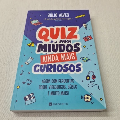Capa de livro azul e roxa com título Quiz para Miúdos Ainda Mais Curiosos em português.