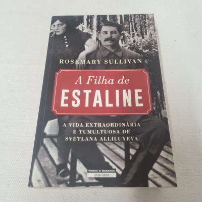Capa de livro com título A Filha de Estaline e foto antiga em preto e branco