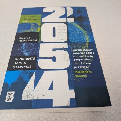 Capa do livro '2044' azul e branca com texto e nomes dos autores.