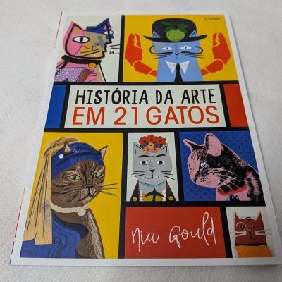 Capa de livro colorida com ilustrações de gatos e texto em português
