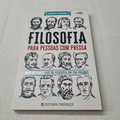 Capa de livro 'Filosofia Para Pessoas Com Pressa' com ilustrações de filósofos