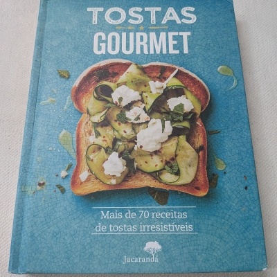 Capa do livro Tostas Gourmet com imagem de tosta e texto sobre receitas.