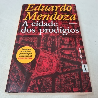 Capa de livro A cidade dos prodígios de Eduardo Mendoza com padrão vermelho de mapa urbano.
