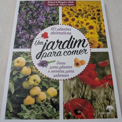 Capa de livro com fotos de plantas e flores coloridas e texto em português sobre jardinagem