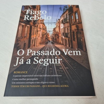 Capa de livro com fotografia de rua urbana e texto 'O Passado Vem Já a Seguir'