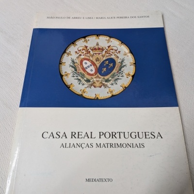 Livro Casa Real Portuguesa Alianças Matrimoniais capa branca e azul com brasão
