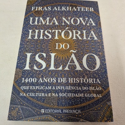 Livro UMA NOVA HISTÓRIA DO ISLÃO com capa azul e dourada com padrão islâmico